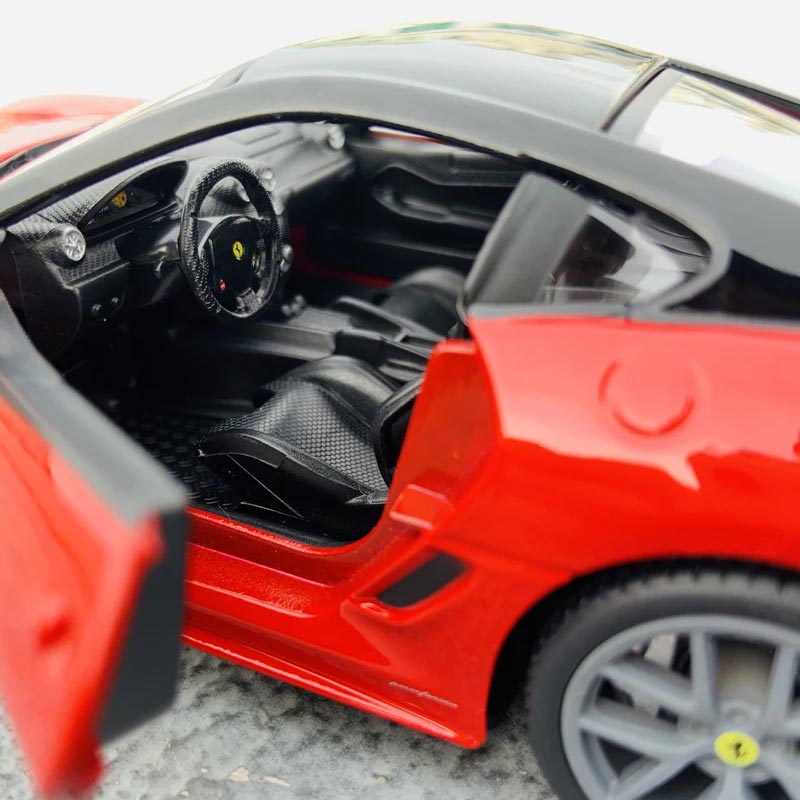 Ferrari 599 GTO em Escala 1/24 (Fundido em Liga de Metal)