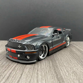 Ford Mustang Shelby GT500KR Custom em Escala 1/24 (Fundido em Liga de Metal)