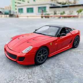 Ferrari 599 GTO em Escala 1/24 (Fundido em Liga de Metal)