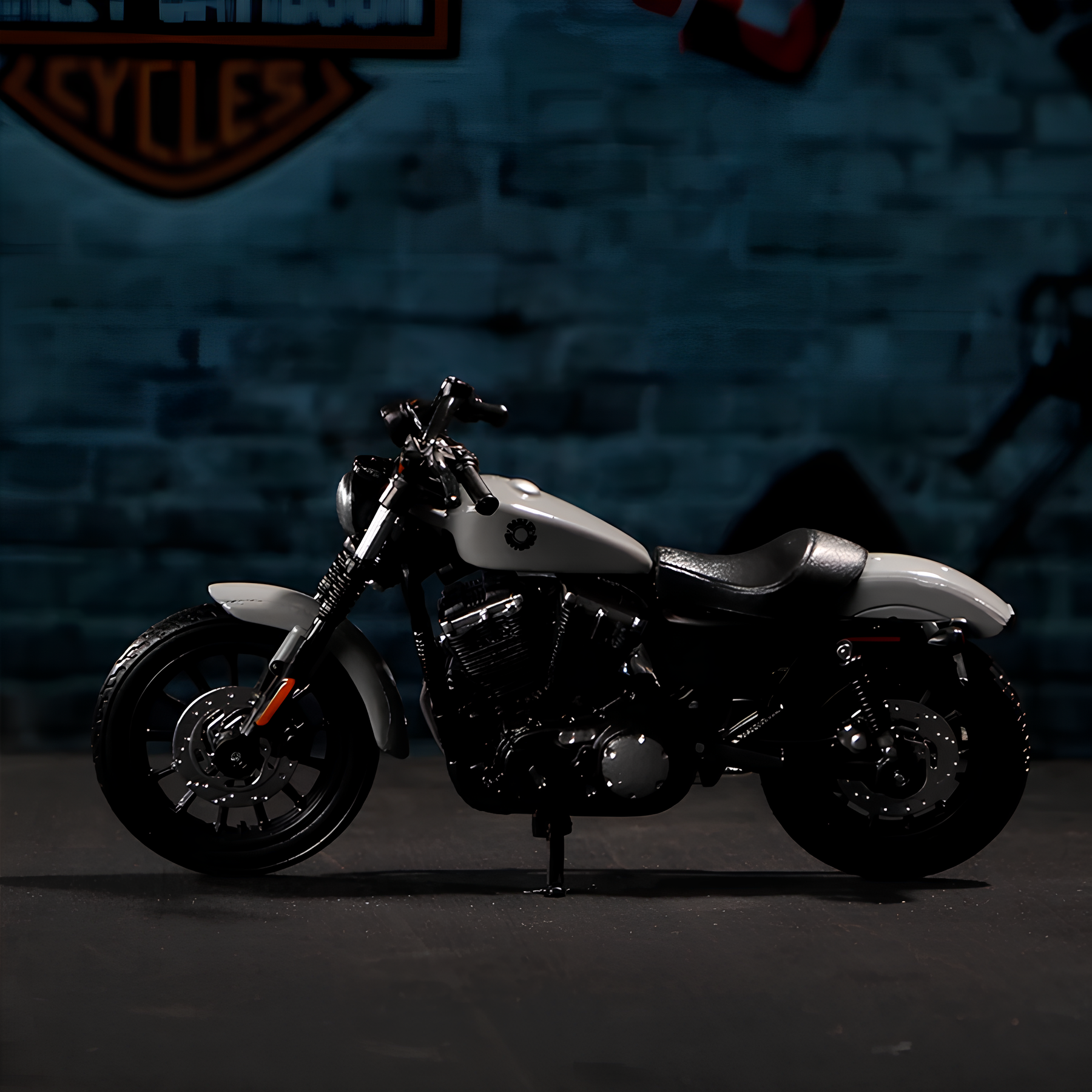 Harley-Davidson Sportster Iron 883 em Escala 1/18 (Fundido em Liga de Metal)