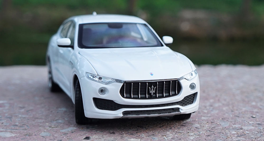 Maserati Levante em Escala 1/24 (Fundido em Liga de Metal)