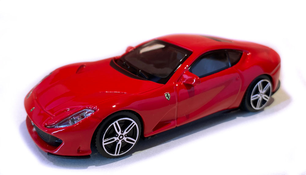 Ferrari 812 Superfast em Escala 1/43 (Fundido em Liga de Metal)