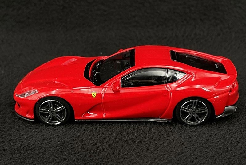 Ferrari 812 Superfast em Escala 1/43 (Fundido em Liga de Metal)