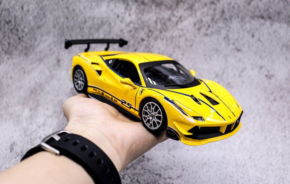 Ferrari 488 Challenge Amarela em Escala 1/24 (Fundido em Liga de Metal)