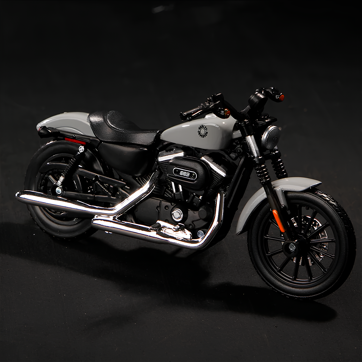 Harley-Davidson Sportster Iron 883 em Escala 1/18 (Fundido em Liga de Metal)