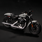 Harley-Davidson Sportster Iron 883 em Escala 1/18 (Fundido em Liga de Metal)