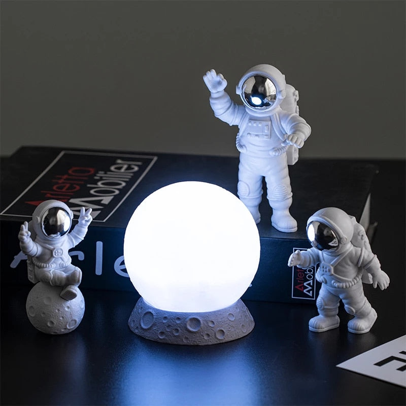 Conjunto Luminária Astronautas 4Pcs Figura Decorativa