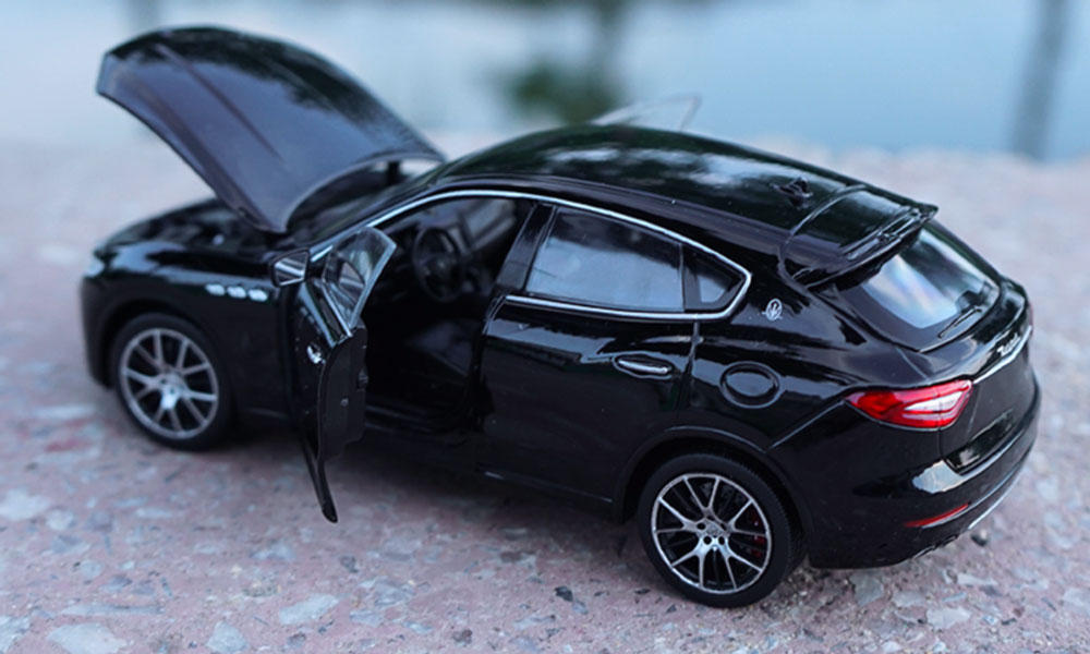 Maserati Levante em Escala 1/24 (Fundido em Liga de Metal)