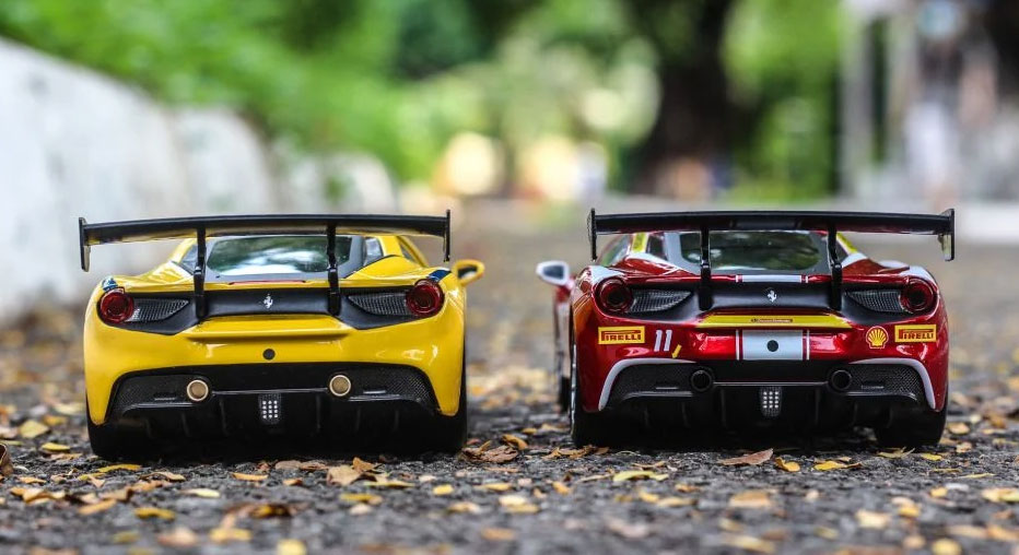 Ferrari 488 Challenge Amarela em Escala 1/24 (Fundido em Liga de Metal)