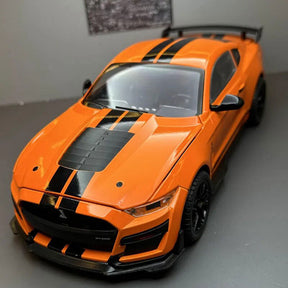 Ford Mustang Shelby GT500 em Escala 1/18 (Fundido em Liga de Metal)