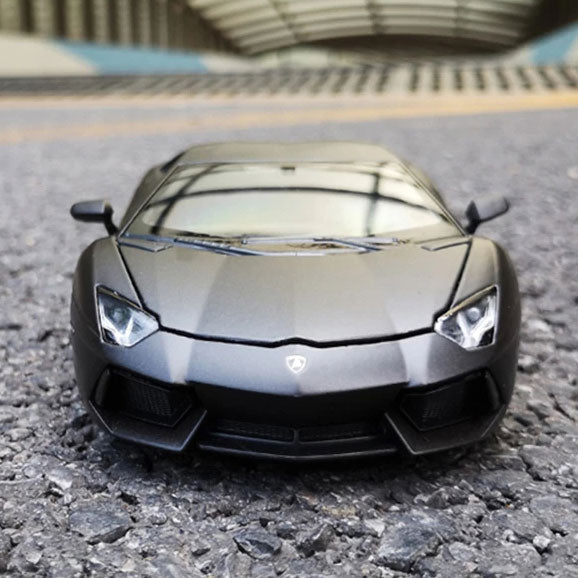 Lamborghini Aventador LP700-4 em Escala 1/24 (Fundido em Liga de Metal)