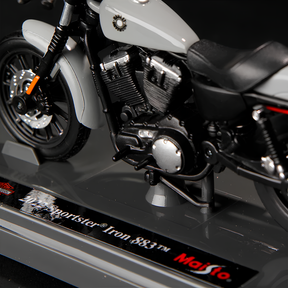 Harley-Davidson Sportster Iron 883 em Escala 1/18 (Fundido em Liga de Metal)