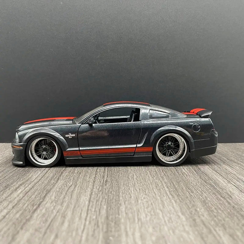 Ford Mustang Shelby GT500KR Custom em Escala 1/24 (Fundido em Liga de Metal)