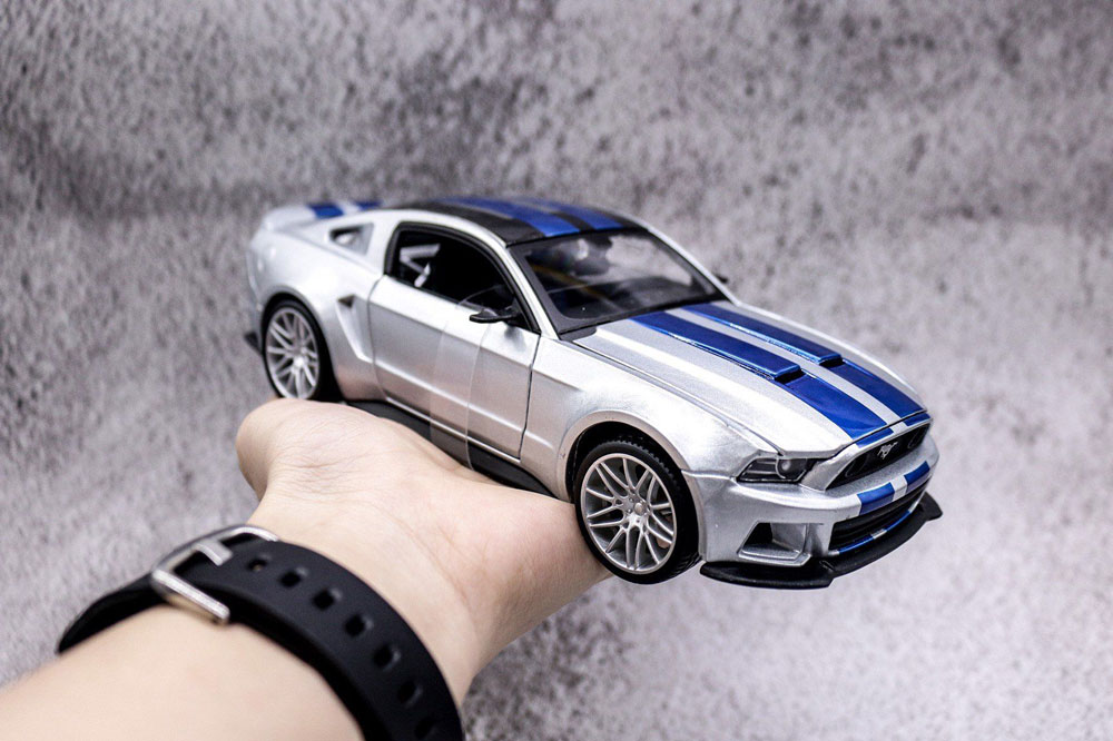 Mustang Shelby GT500 em Escala 1/24 (Fundido em Liga de Metal)