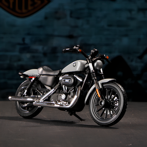 Harley-Davidson Sportster Iron 883 em Escala 1/18 (Fundido em Liga de Metal)