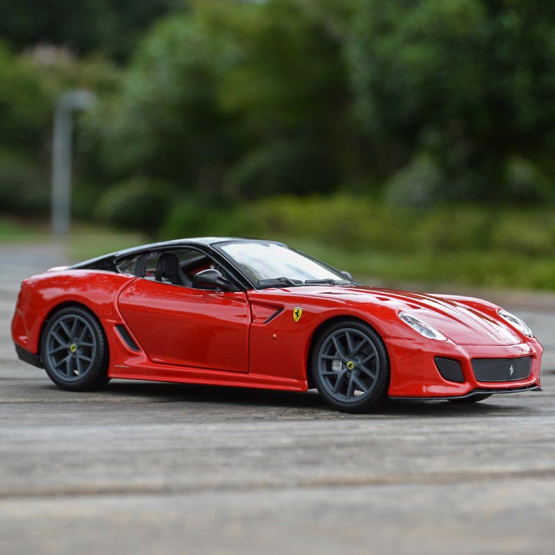 Ferrari 599 GTO em Escala 1/24 (Fundido em Liga de Metal)