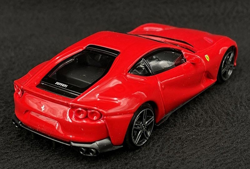 Ferrari 812 Superfast em Escala 1/43 (Fundido em Liga de Metal)