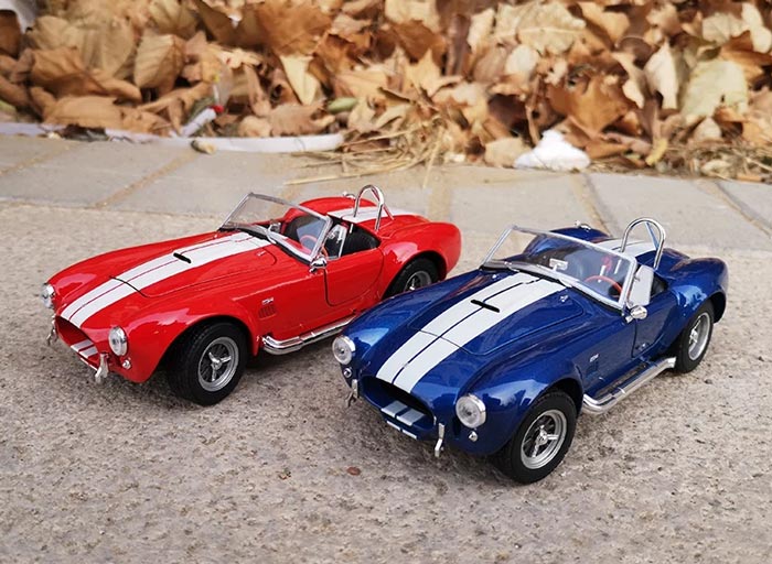 Shelby Cobra 427 S/C 1965 em Escala 1/24 (Fundido em Liga de Metal)