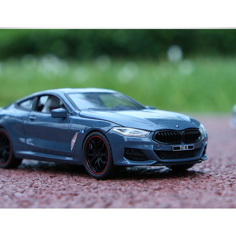 BMW M8 Coupé em Escala 1/24 (Fundido em Liga de Metal)