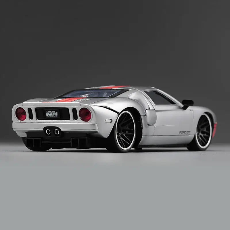 Ford GT 2005 em Escala 1/24 (Fundido em Liga de Metal)