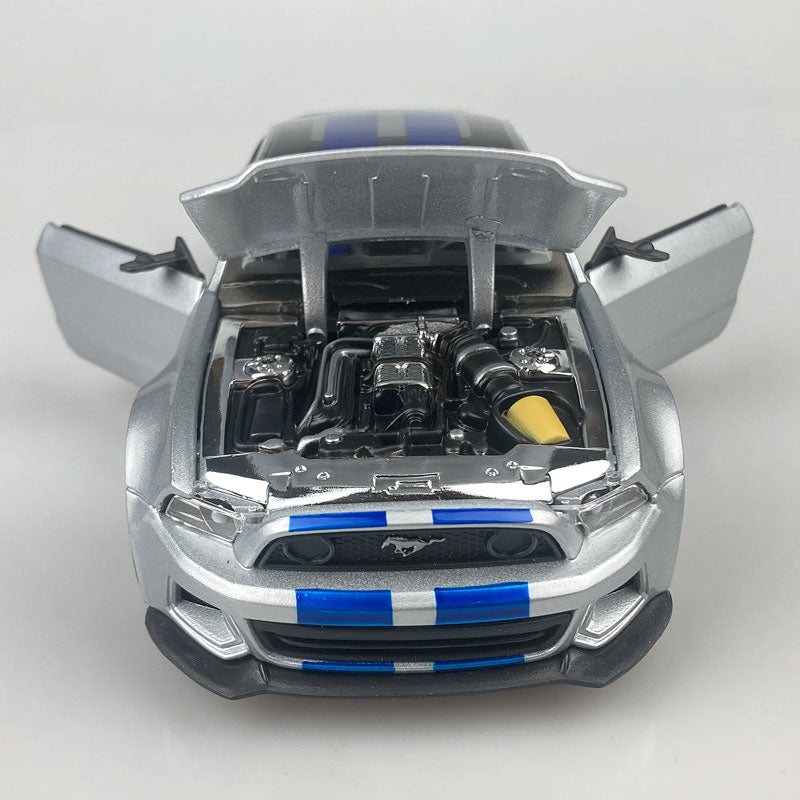 Mustang Shelby GT500 em Escala 1/24 (Fundido em Liga de Metal)