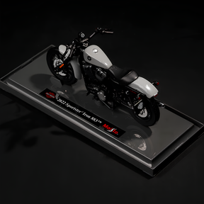 Harley-Davidson Sportster Iron 883 em Escala 1/18 (Fundido em Liga de Metal)