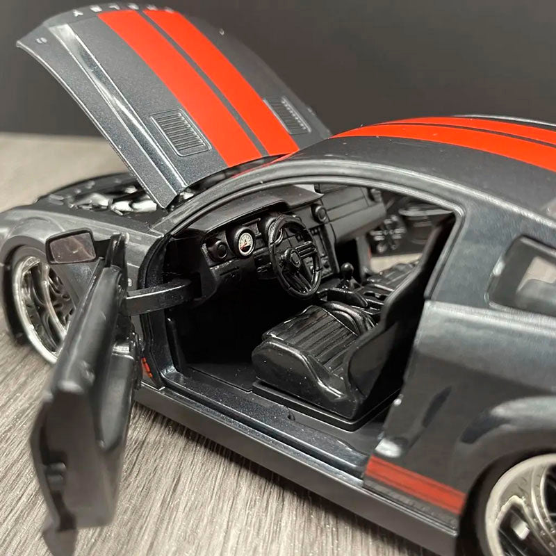 Ford Mustang Shelby GT500KR Custom em Escala 1/24 (Fundido em Liga de Metal)