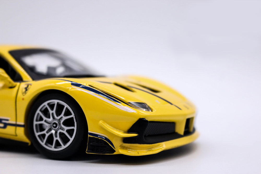 Ferrari 488 Challenge Amarela em Escala 1/24 (Fundido em Liga de Metal)