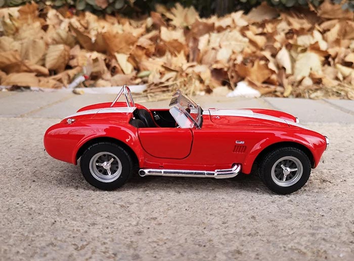 Shelby Cobra 427 S/C 1965 em Escala 1/24 (Fundido em Liga de Metal)