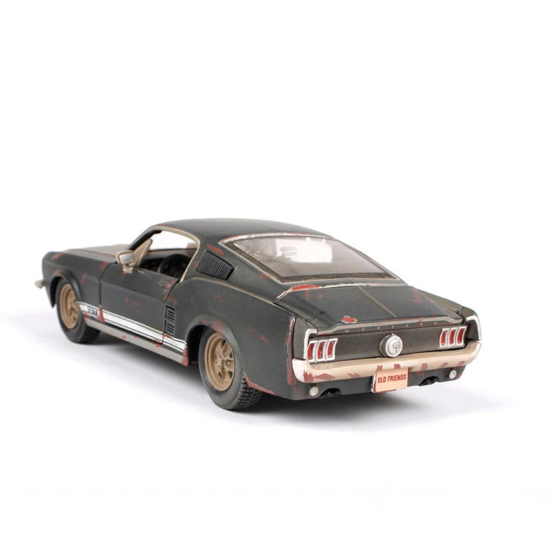 Ford Mustang GT 1967 "Old Friends" em Escala 1/24 (Fundido em Liga de Metal)