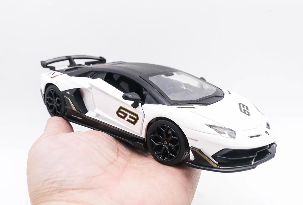 Lamborghini Aventador SVJ63 em Escala 1/24 (Fundido em Liga de Metal)