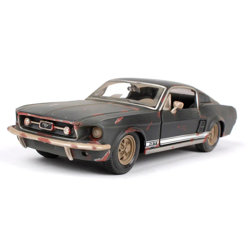 Ford Mustang GT 1967 "Old Friends" em Escala 1/24 (Fundido em Liga de Metal)